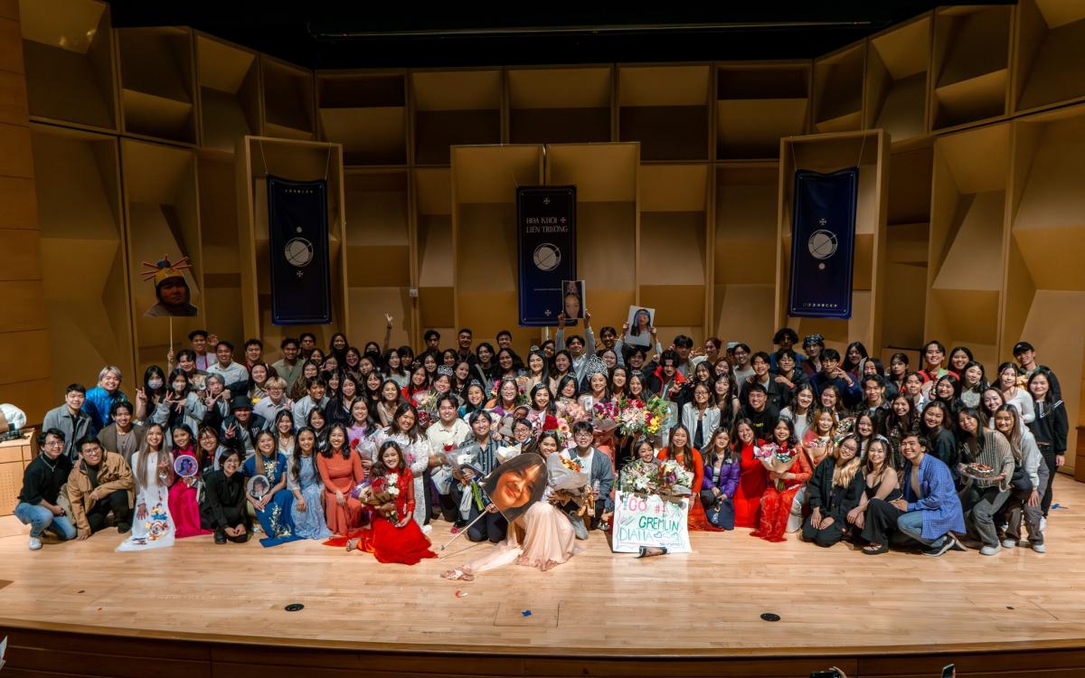 After the Hoa Khoi Lien Truong concluded, all officers, contestants, and dancers gathered on stage to take a group photo.  