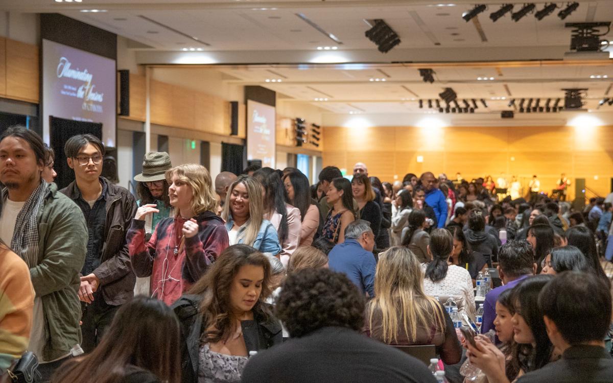 Crowd in a room 