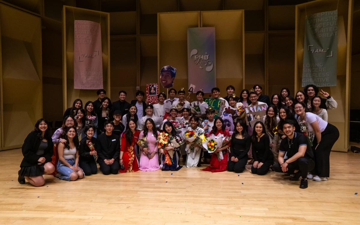Phở King contestants and VSAUW officer team celebrating hard work and success of show.